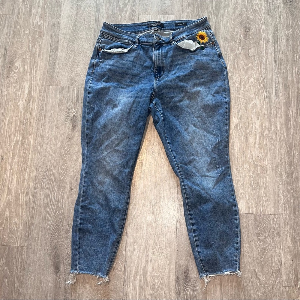 Judy Blue Women's Relaxed Fit
Embroidered Sunflower Jeans Plus Size 18W